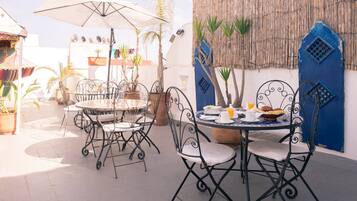 Petit déjeuner et déjeuner servis sur place, restauration en plein air