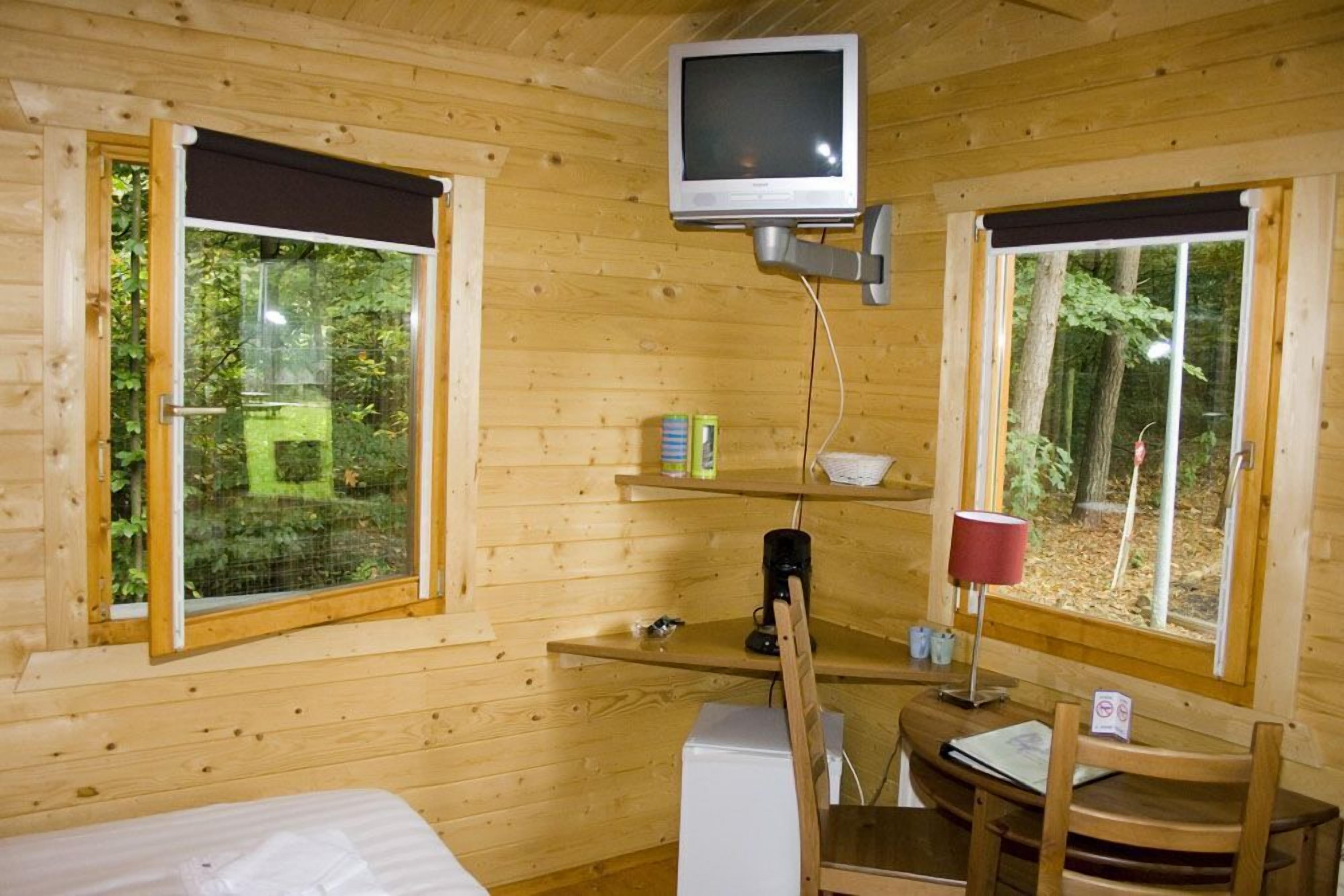 single room | living area | flat-screen tv