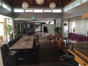 Se sirven desayunos, comidas y cenas