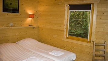 Cortinas opacas, cunas (de pago), camas supletorias y wifi gratis
