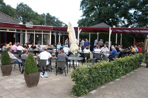 Ze serveren er ontbijt, lunch en diner 