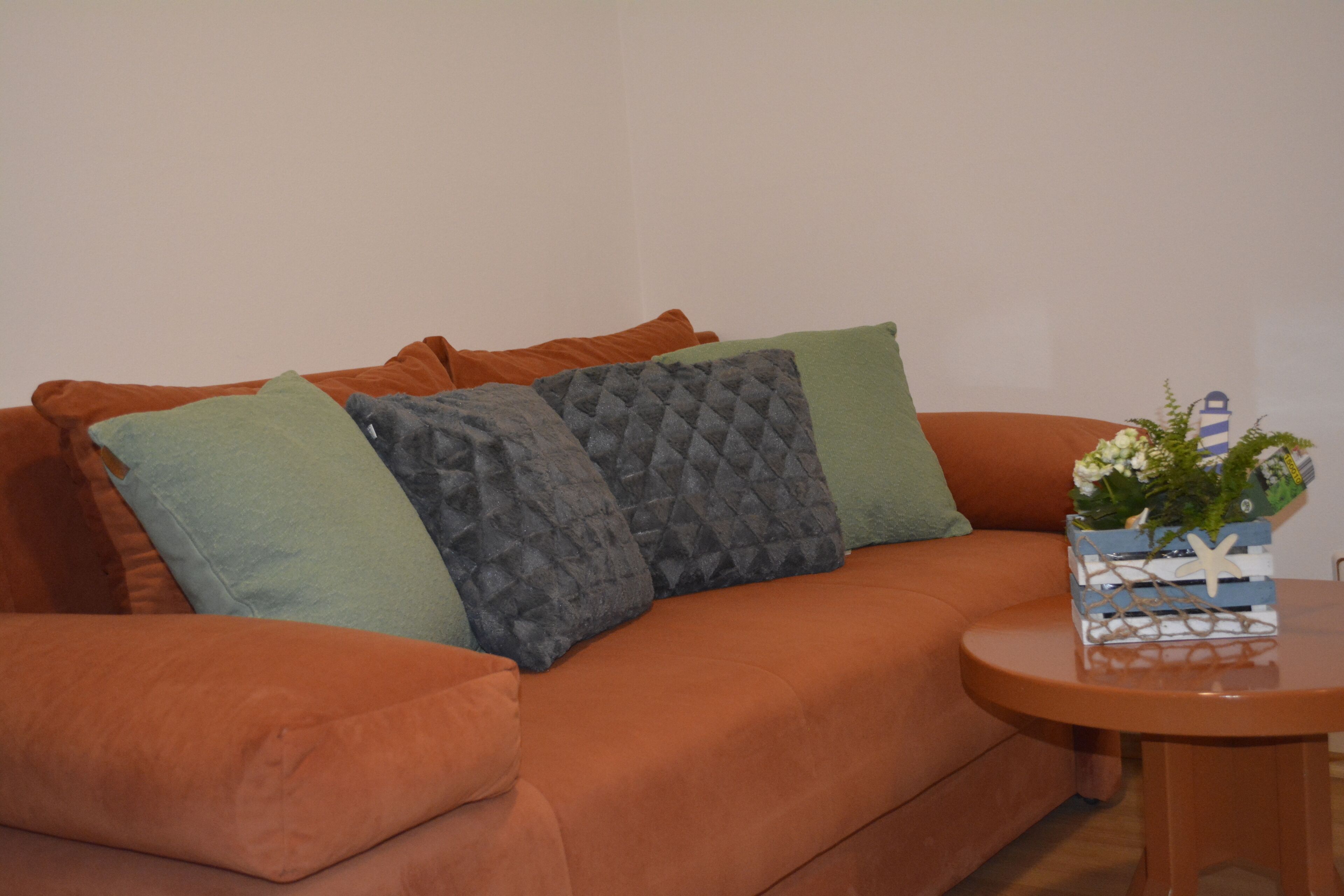 suite | living area | 60-cm flat-screen tv with satellite channels, tv