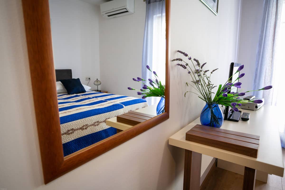 standard twin room | minibar, in-room safe, bed sheets