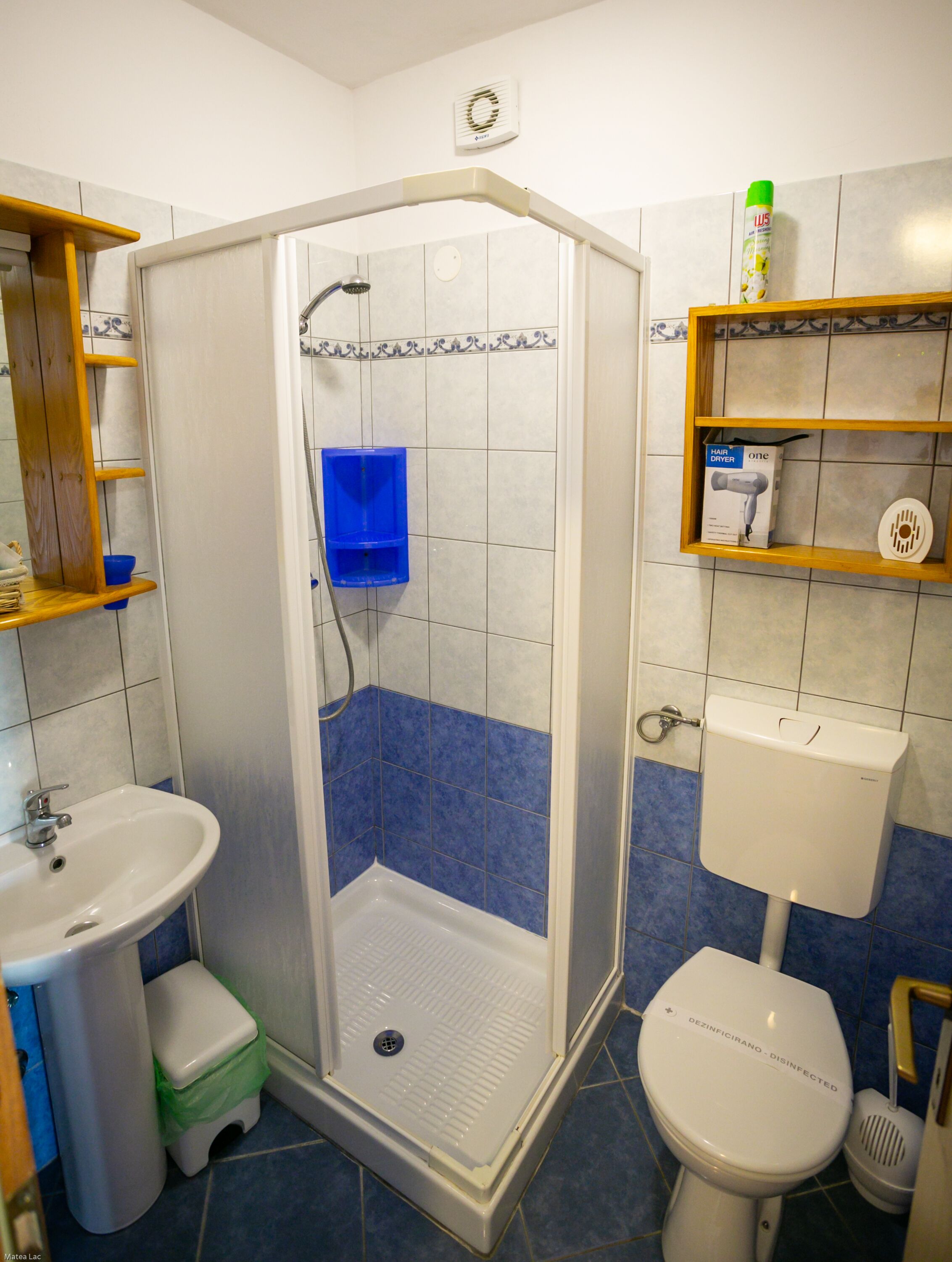 shower, hair dryer, towels, shampoo