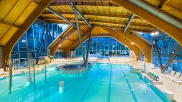 Inomhuspool, 2 utomhuspooler, parasoller och solstolar
