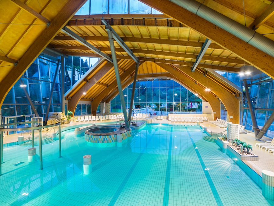 Sisäuima-allas ja 2 ulkouima-allasta avoinna 9.00–20.00, aurinkovarjoja