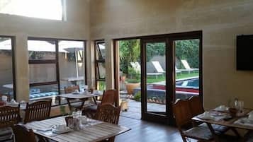 Termasuk sarapan masakan tempatan setiap hari