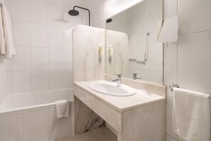 Amenidades de baño gratuitas, secadora de cabello, batas, bidet 