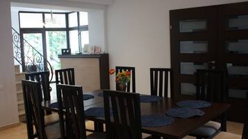 Vila Deluks, 5 kamar tidur, dapur, area halaman | Makan di kamar