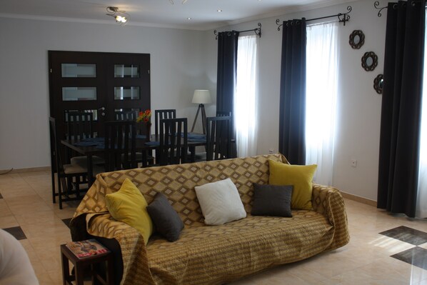 Deluxe Villa, 5 Bedrooms, Kitchen, Courtyard Area | Living area