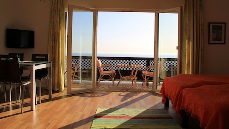 Memory foam (visko elastik) yatak, odada kasa, ayrı ayrı dekore edilmiş