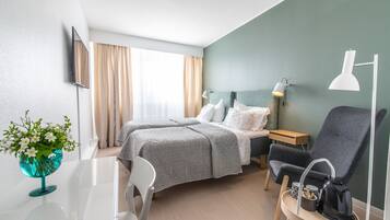 Habitación Confort con 2 camas individuales, 2 camas individuales | Escritorio, cortinas blackout y tabla de planchar con plancha