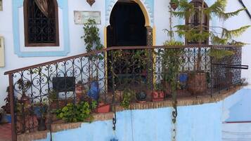 Vista frontal de la propiedad