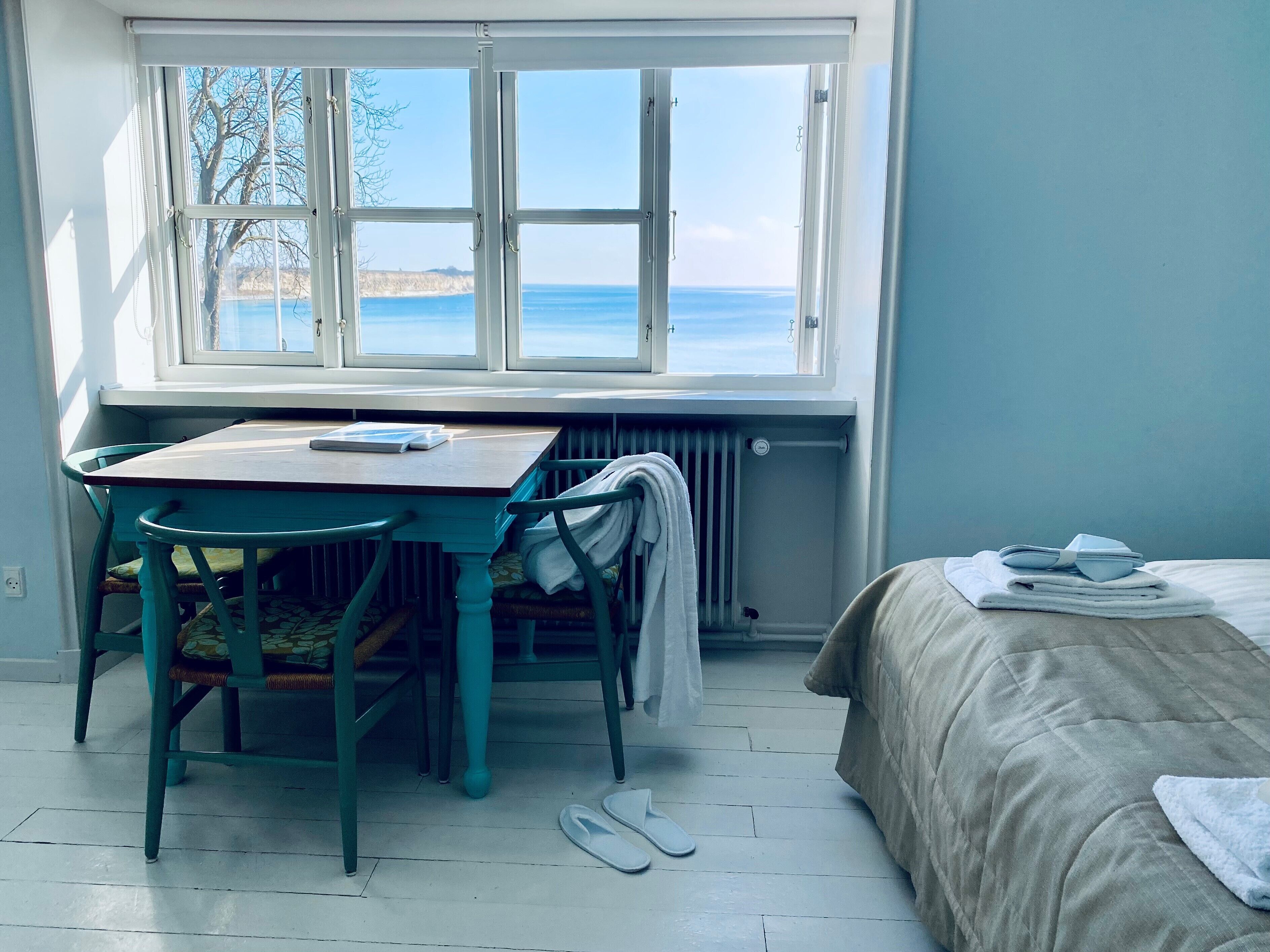 Chambre Double, salle de bains privée, vue mer | Surmatelas, décoration personnalisée, ameublement personnalisé, bureau