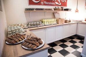 Breakfast, lunch and dinner served - Rødvig Kro og Badehotel (Rodvig Stevns)