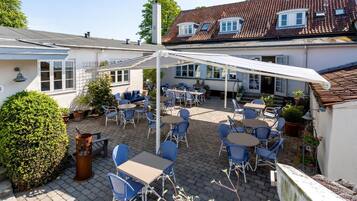 Der serveres morgenmad, frokost og aftensmad med havudsigt