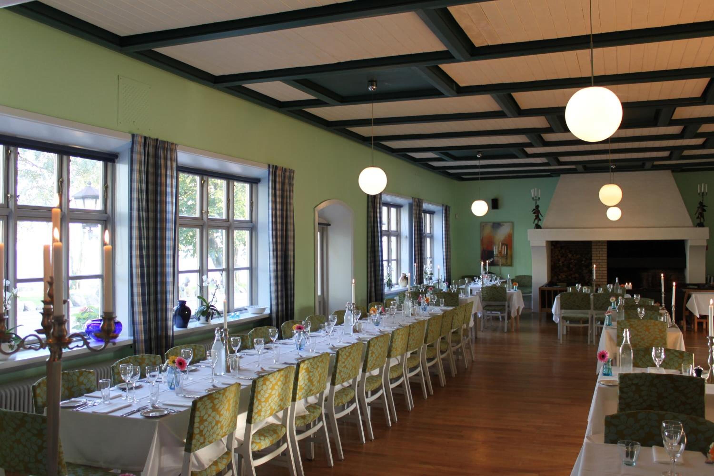 breakfast, lunch, dinner served; sea views