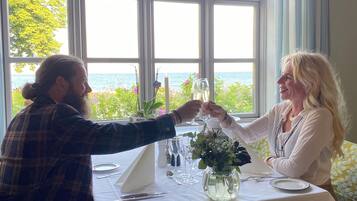 Ze serveren er ontbijt, lunch en diner