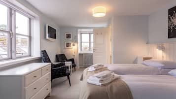 Double Room, Private Bathroom | Pillowtop beds, individually decorated, individually furnished, desk