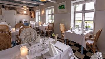 Der serveres morgenmad, frokost og aftensmad med havudsigt