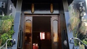 Entrada de un edificio con la palabra "DOLCE VITA" sobre la puerta.