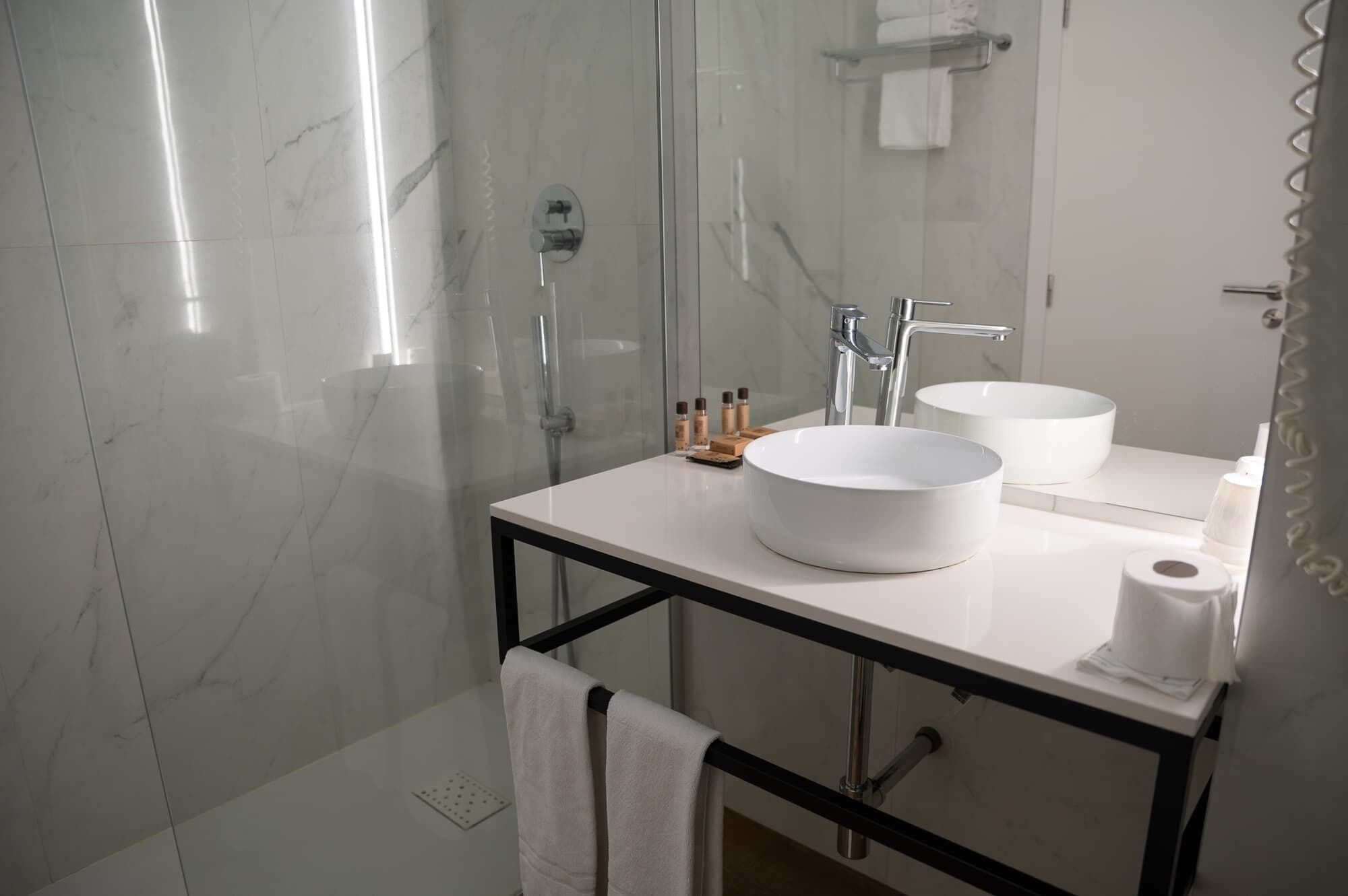 superior room | bathroom | free toiletries, hair dryer, towels