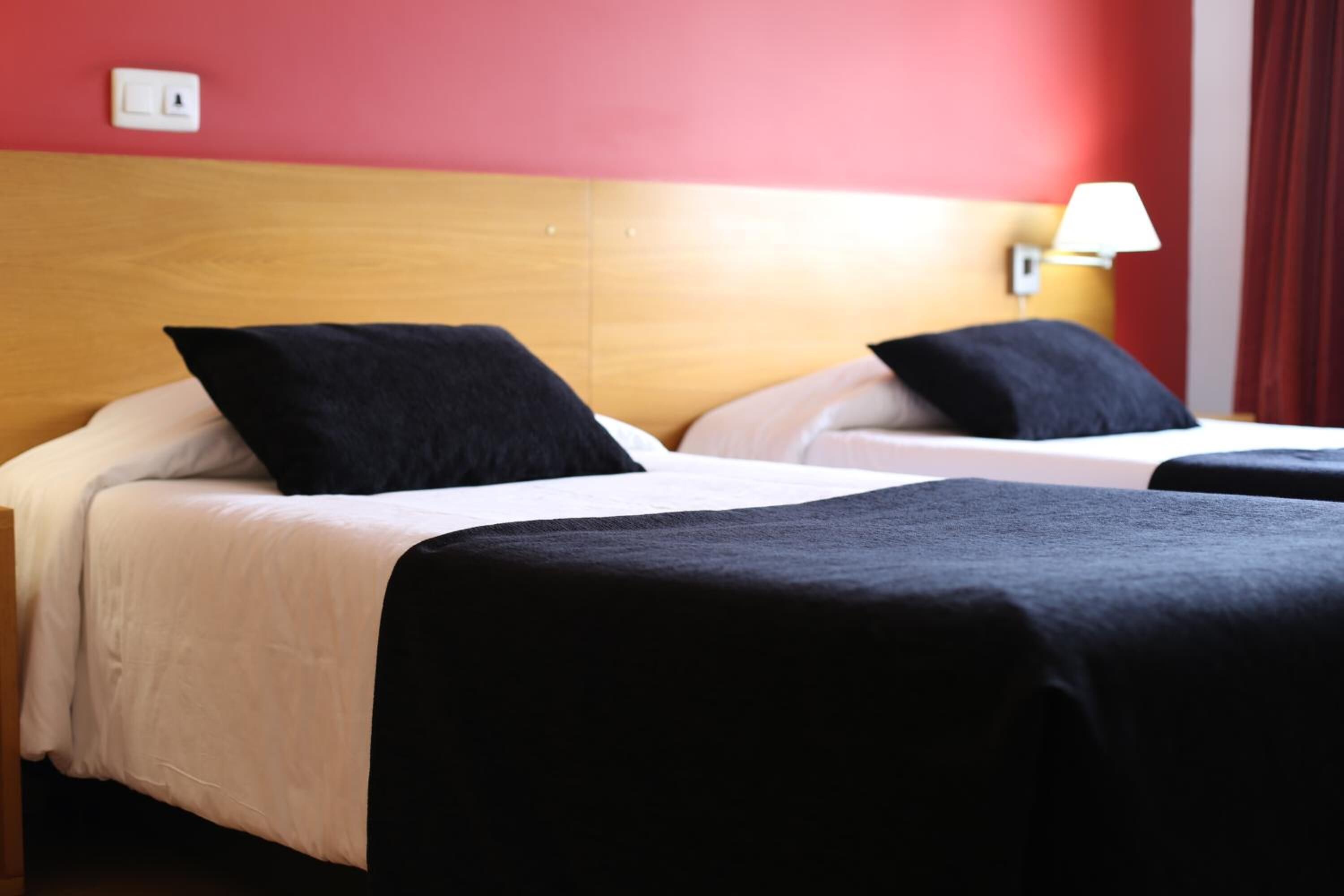 desk, blackout curtains, soundproofing, free wifi