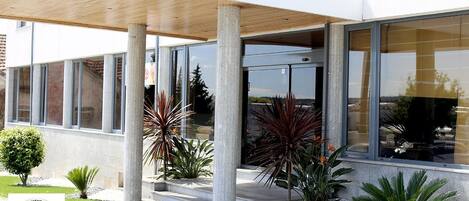 Pintu masuk properti