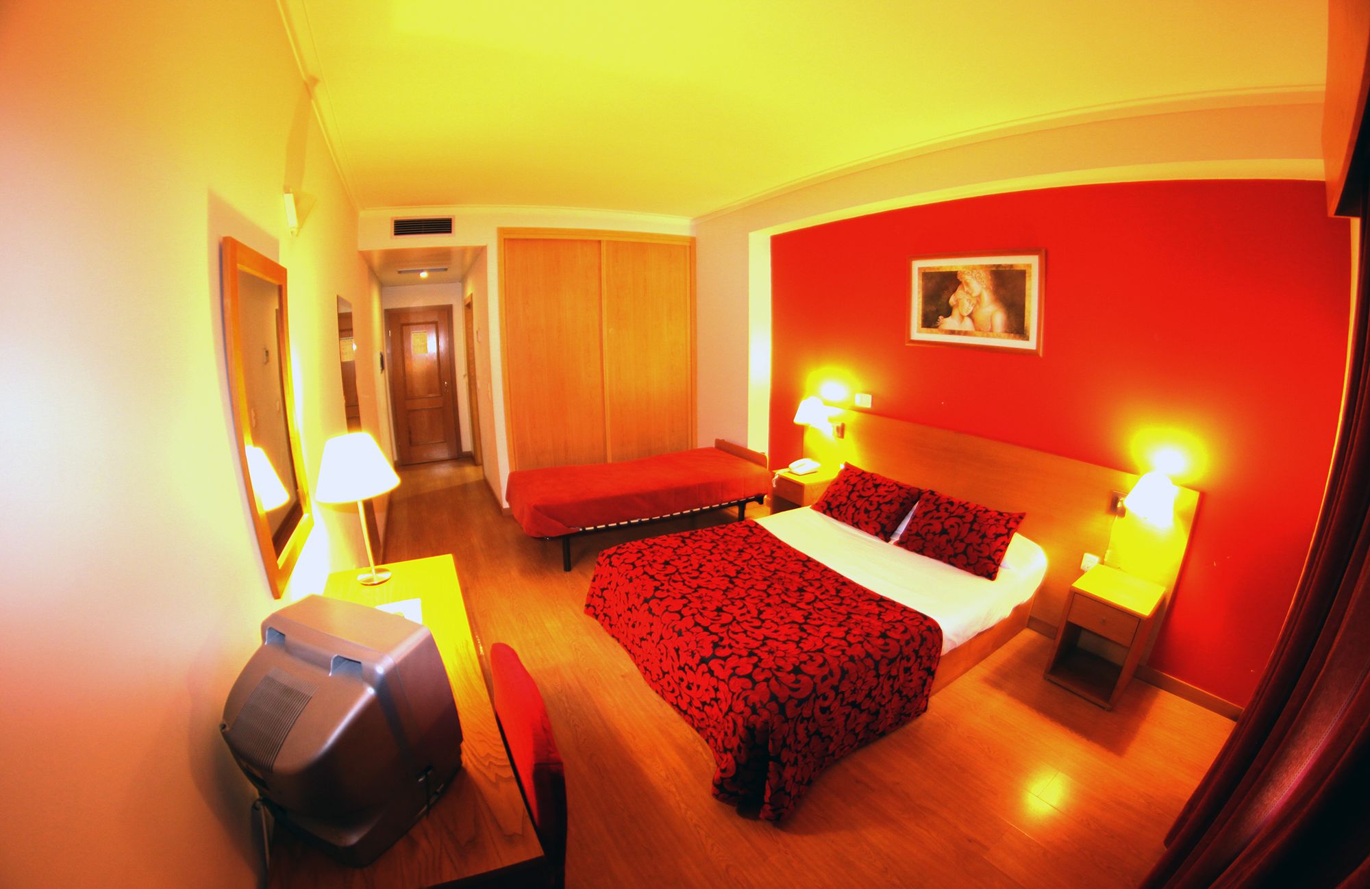 triple room | desk, blackout curtains, soundproofing, free wifi