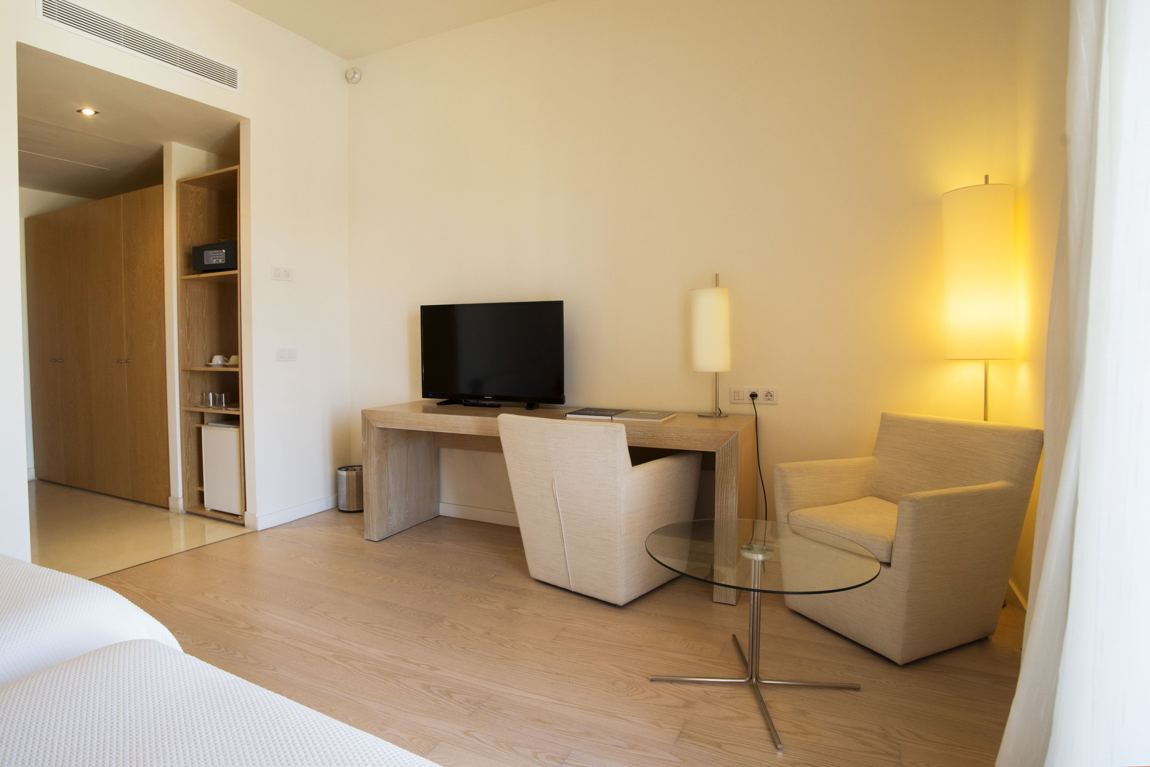 minibar, in-room safe, individually decorated, desk