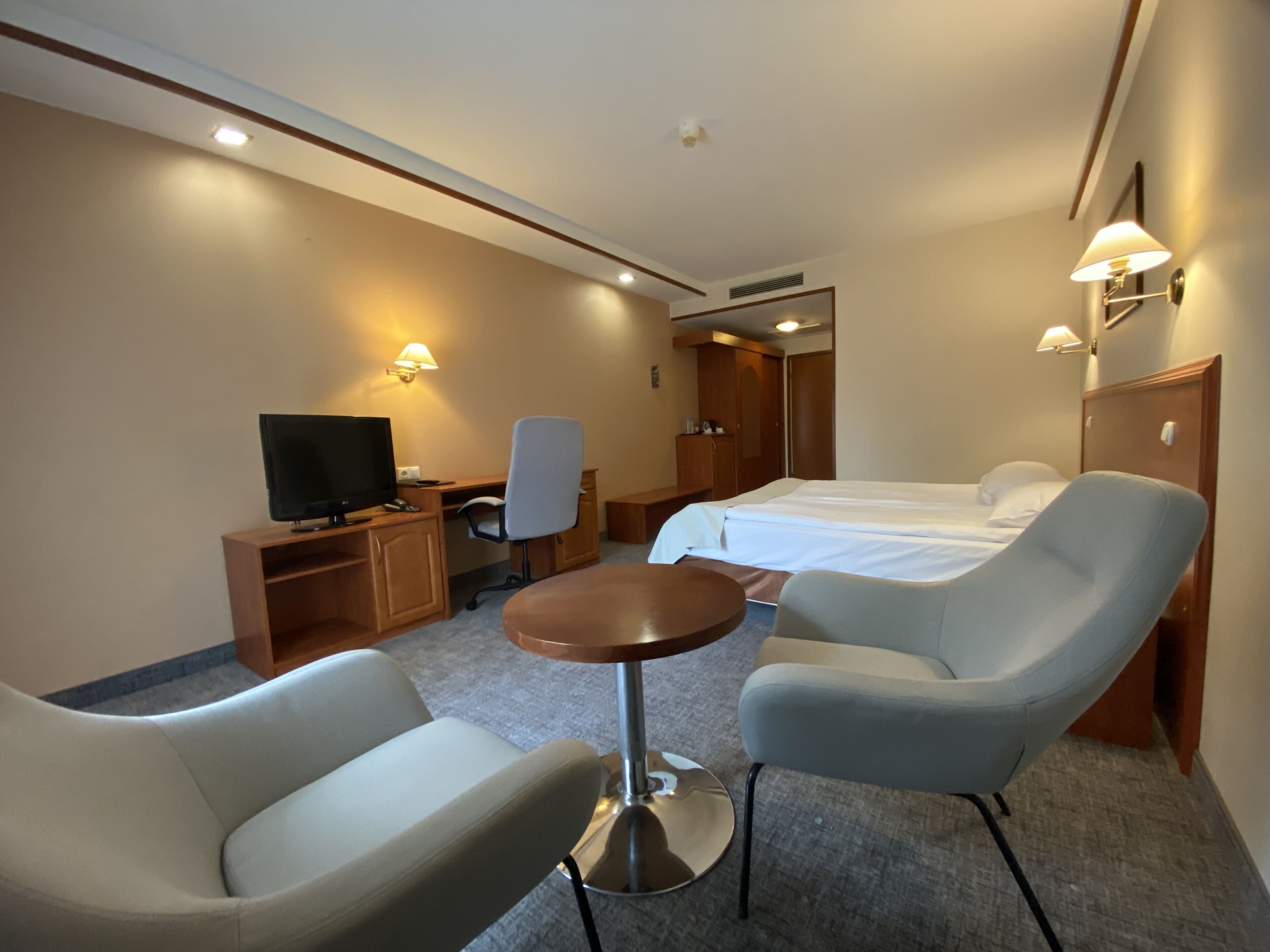 Bureau, rideaux occultants, fer et planche à repasser, Wi-Fi gratuit