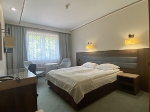 Escritorio, cortinas blackout y tabla de planchar con plancha 