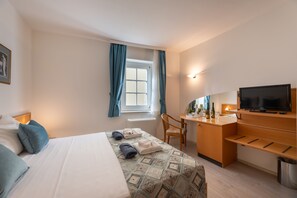 Standard Room, 1 King Bed | Down comforters, pillowtop beds, individually decorated