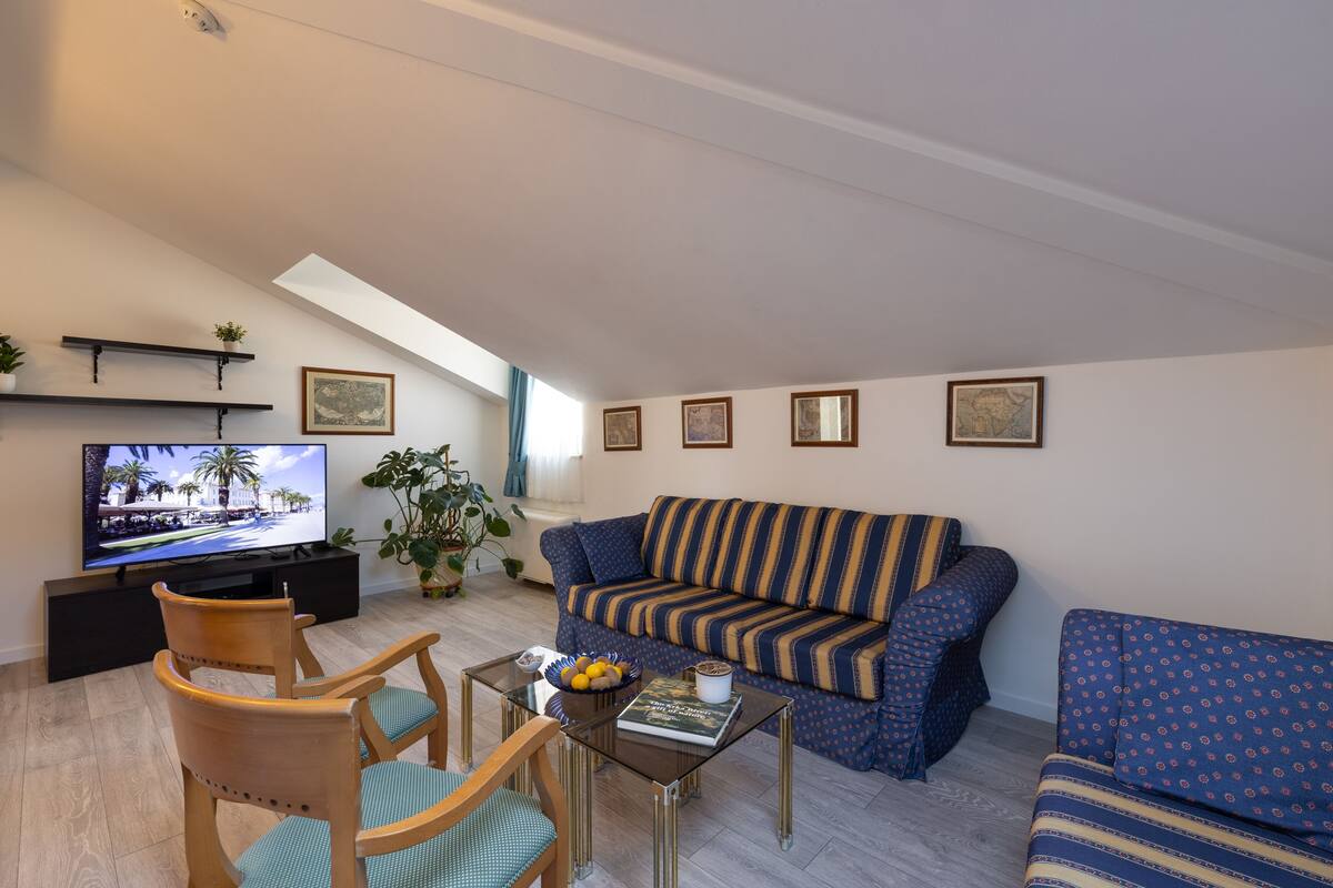 Royal Room | Living area | 51-cm LCD TV with satellite channels, TV