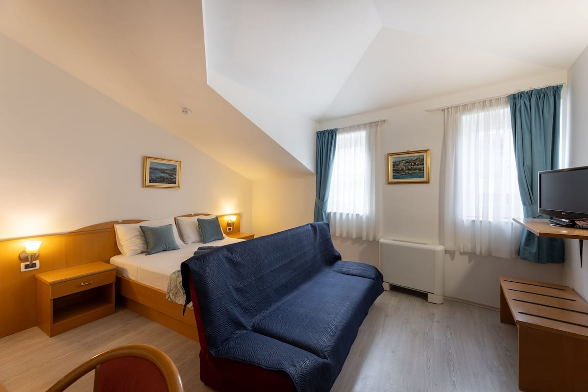 Familiekamer, 1 kingsize bed met slaapbank | 1 slaapkamer, donzen dekbedden, pillowtop-bedden