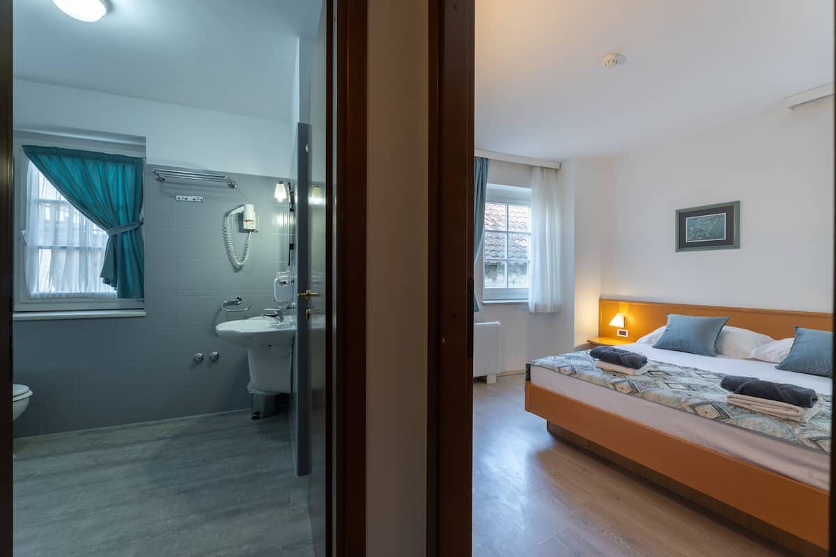 standard room, 1 king bed | 1 bedroom, down duvets, pillow-top beds, individually decorated