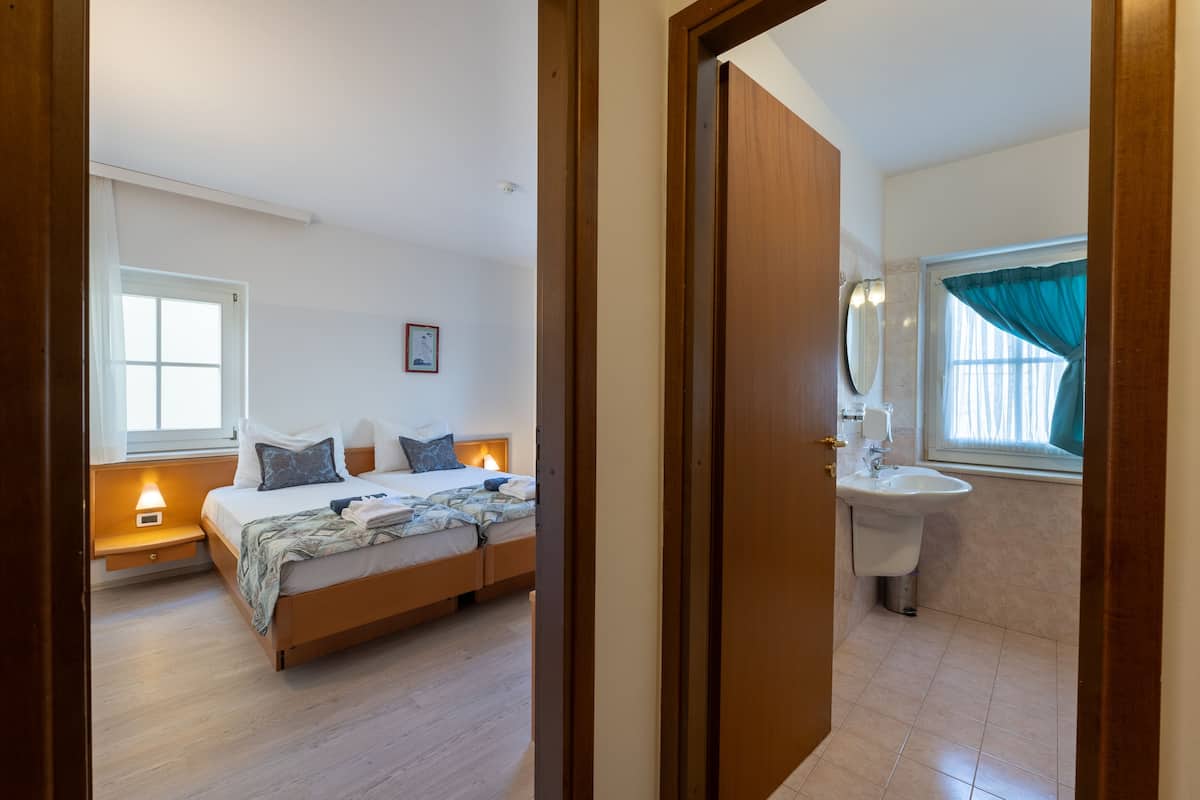 standard room, 2 single beds | bathroom | shower, free toiletries, hair dryer, towels