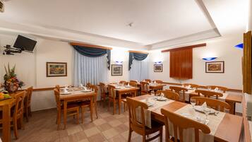 Desayuno continental diario (EUR 13 por persona)