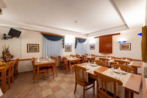 Kontinental frukost varje dag (EUR 13 per person)