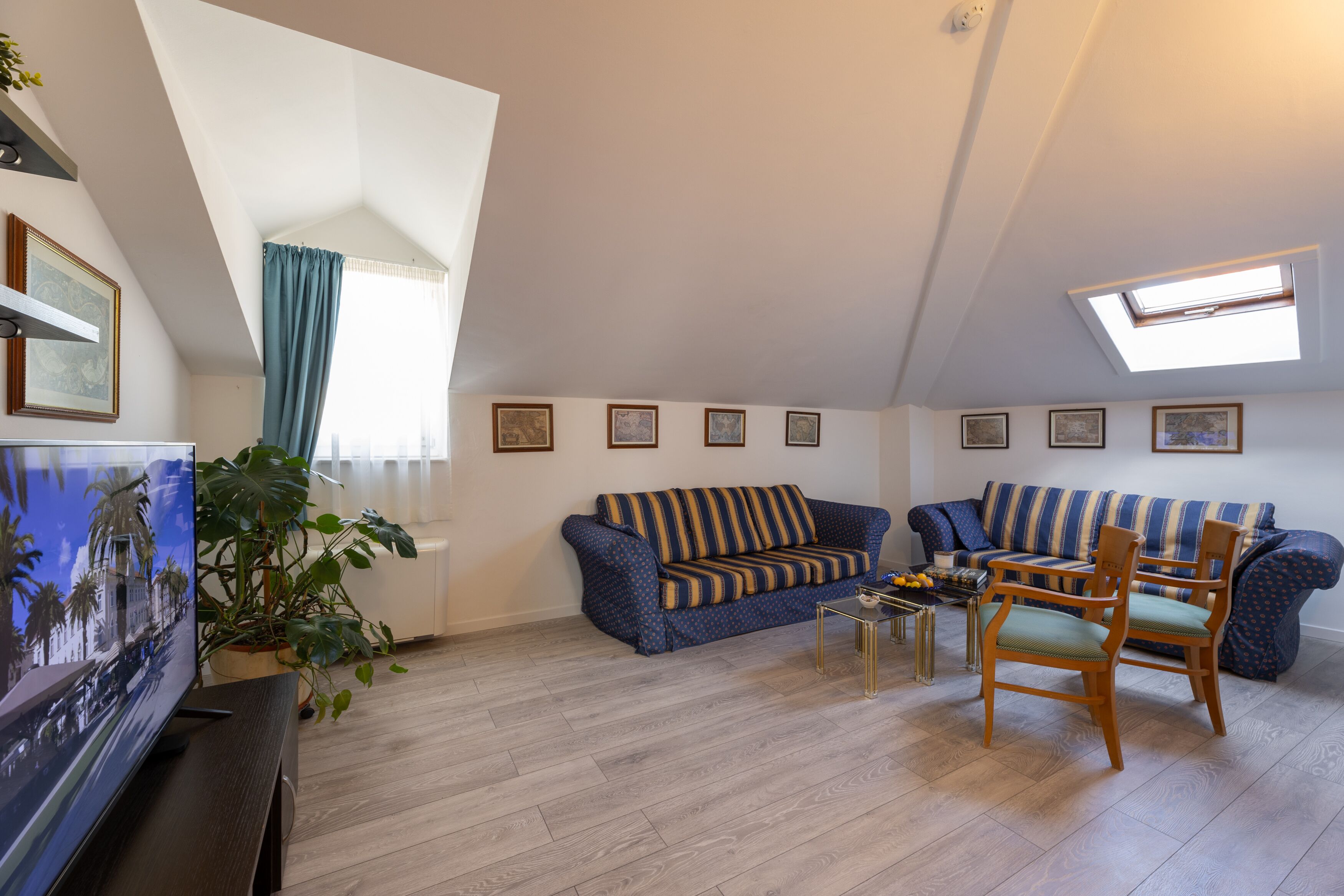 royal room | living area | 51-cm lcd tv with satellite channels, tv