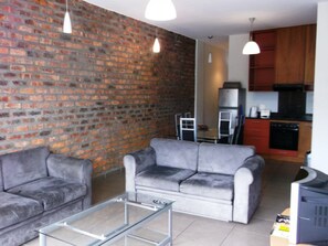 Appartement Standard, 2 chambres (Self Catering & Self Servicing) | Salle de séjour | Téléviseur