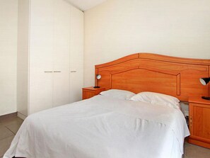 Standard Apartment, 2 Bedrooms (Self Catering & Self Servicing) | 2 bedrooms, iron/ironing board, free WiFi - Canterbury 501 Apartment (Cape Town)
