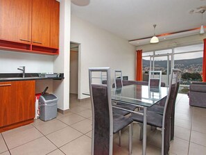 Leilighet – standard, 2 soverom (Self Catering & Self Servicing) | Eget kjøkken | Kjøleskap, mikrobølgeovn, kokeplater og kjøkkenutstyr