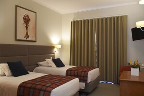 Desk, soundproofing, free WiFi, bed sheets - O Colmo (Santana)