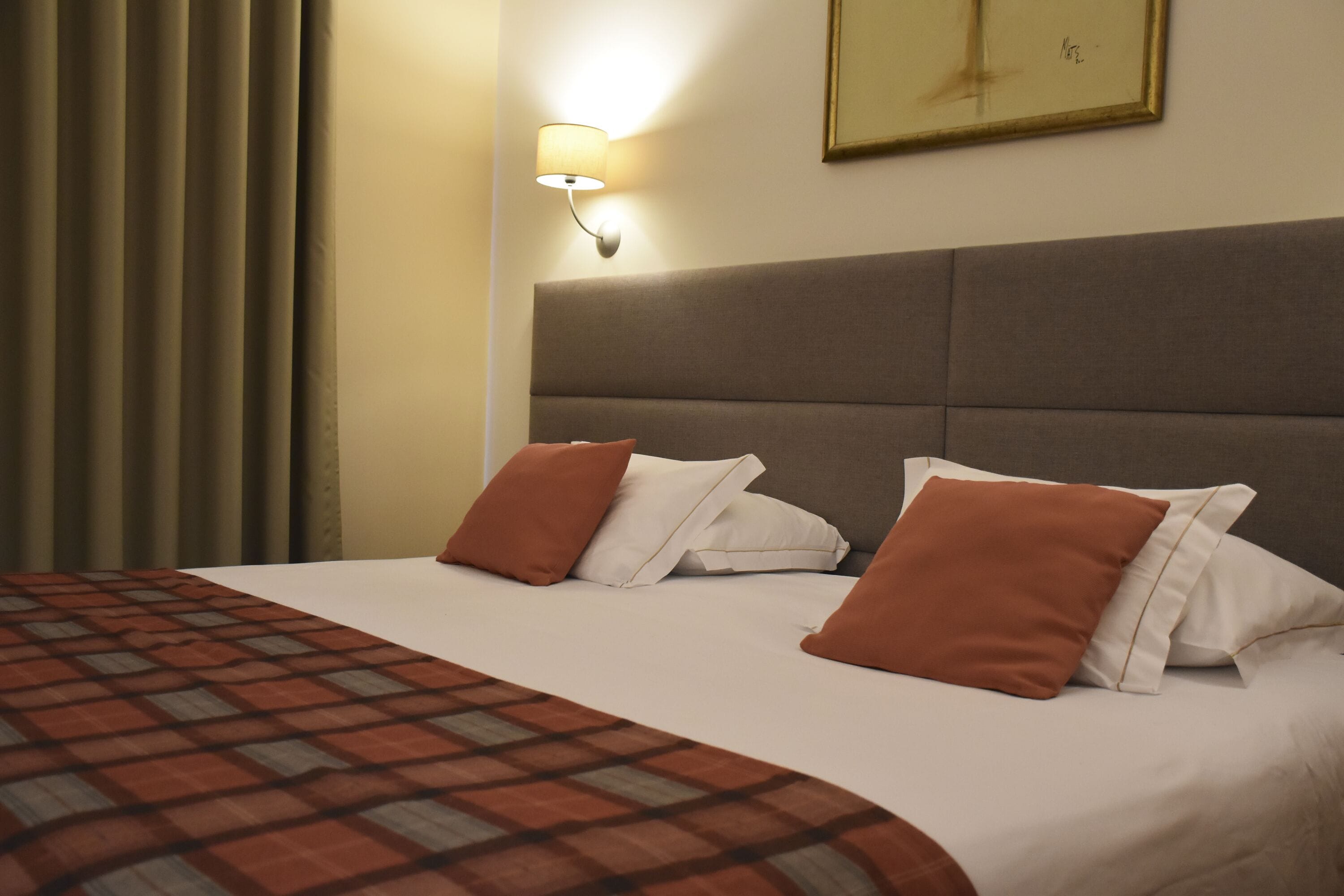 desk, soundproofing, free wifi, bed sheets