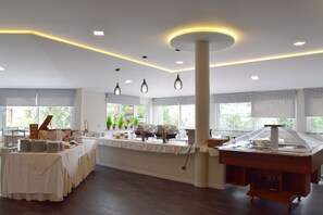 Daily continental breakfast for a fee - O Colmo (Santana)