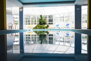 Indoor pool, open 10:00 AM to 6:00 PM, pool loungers - O Colmo (Santana)