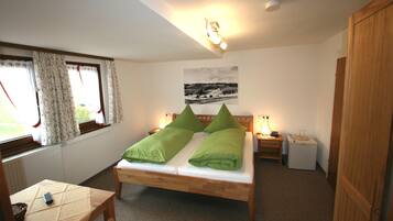 Doppelzimmer, Bergblick | Zimmersafe, individuell dekoriert, individuell eingerichtet