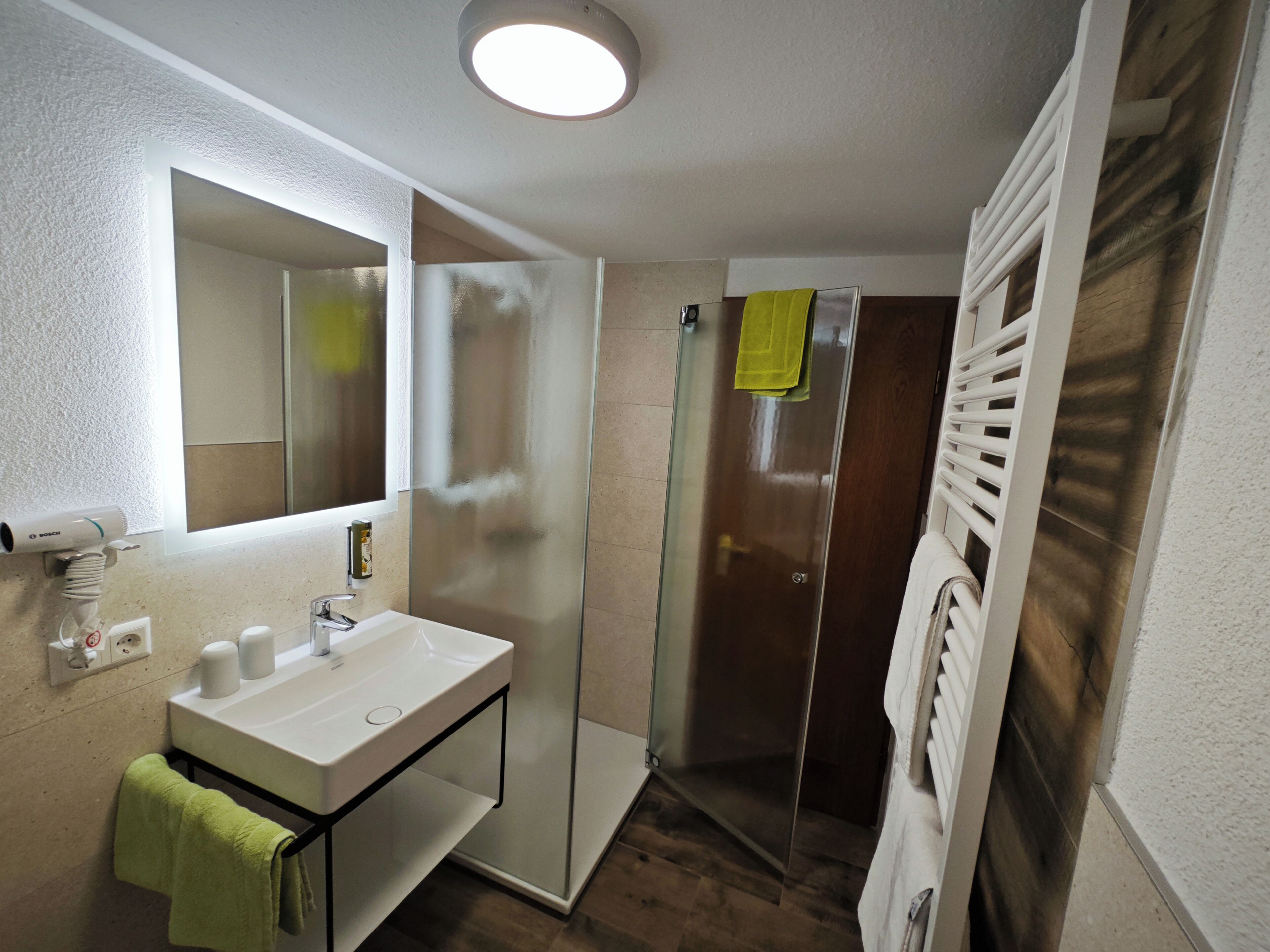 Studio, balkong, fjellutsikt | Bad | Dusj, hårføner og håndklær