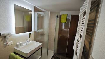 Studio, Balkon, Bergblick | Badezimmer | Dusche, Haartrockner, Handtücher